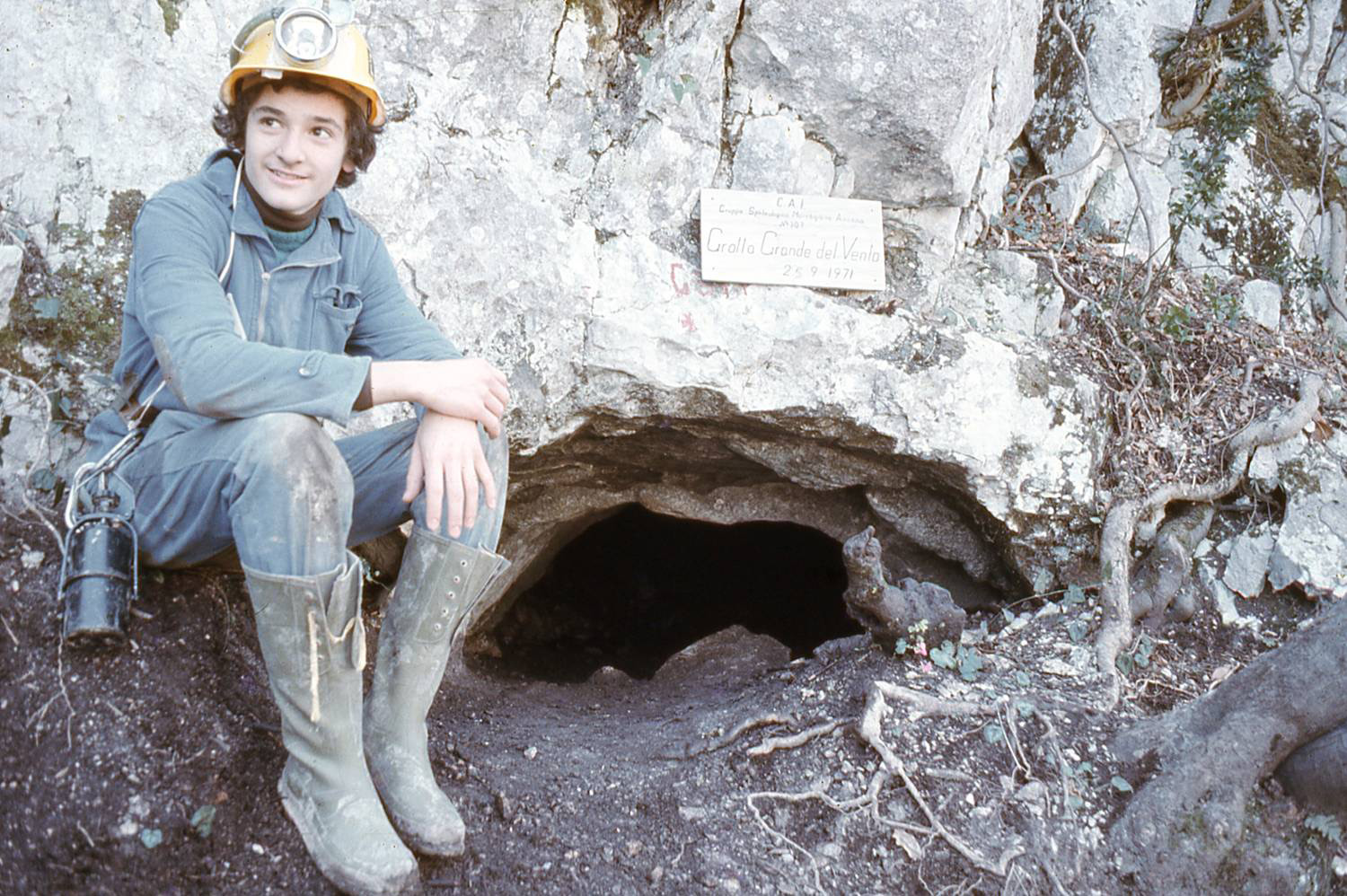 Amedeo Griffoni davanti all'ingresso della grotta
